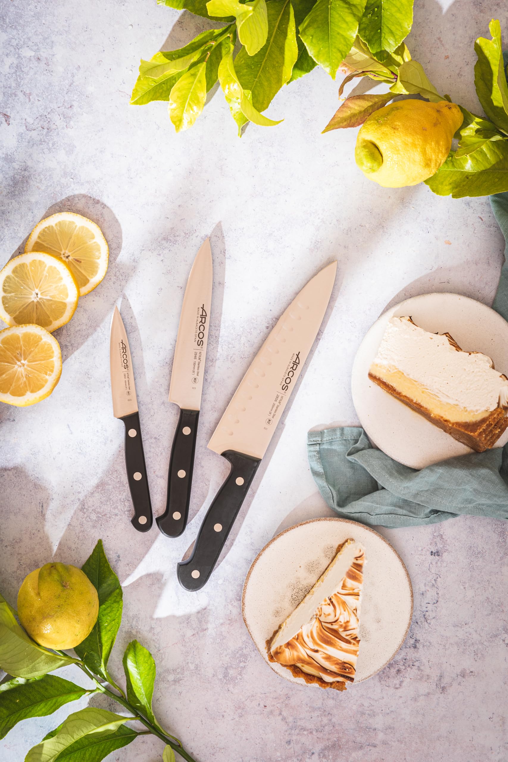 ARCOS 3-Piece Knife Set in Stainless Steel. 2 Chef Knives and 1 Paring Knife. Professional Kitchen Knives with Ergonomic Black POM Handles. Universal Series - Image 6