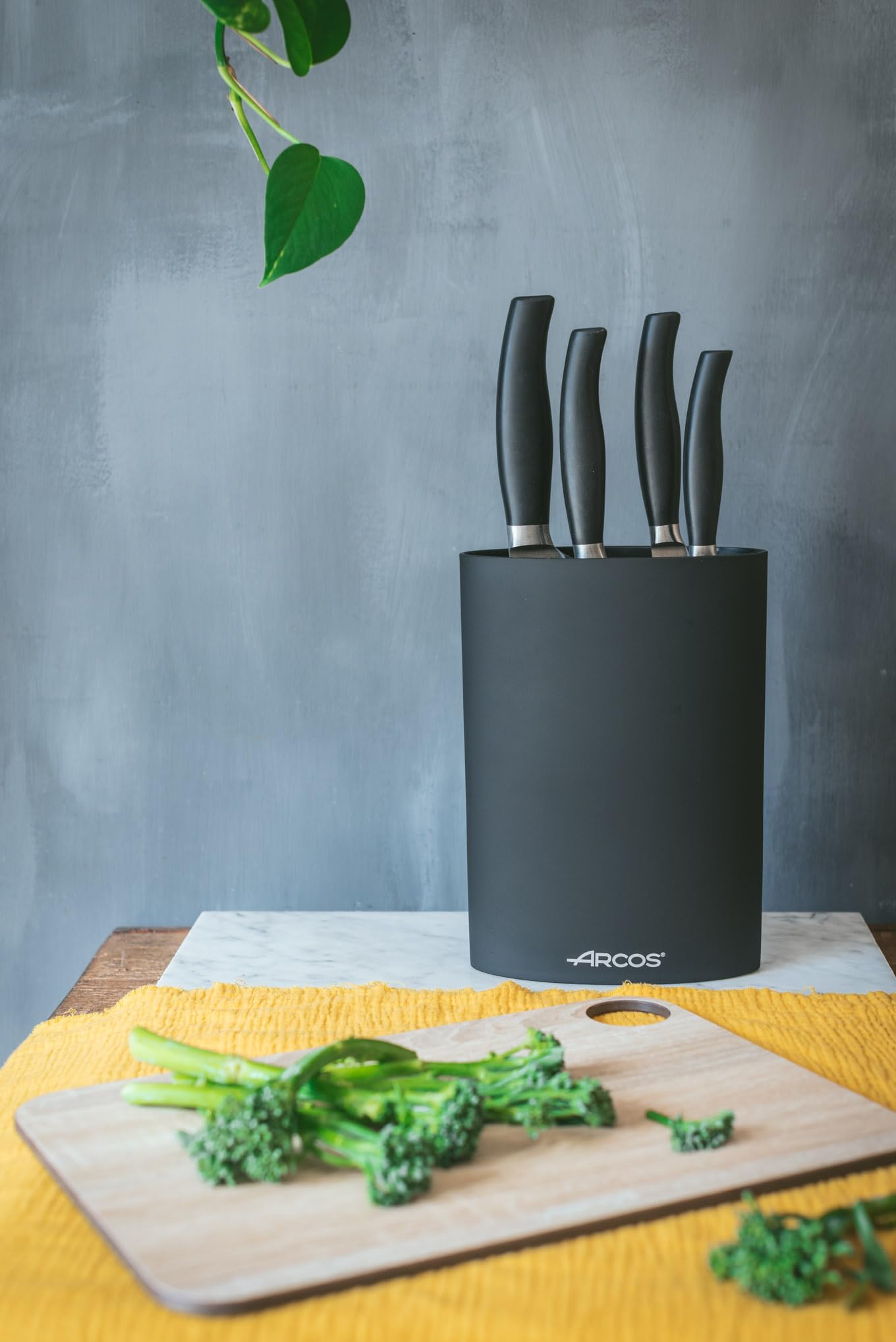 Arcos Blocks - Universal Block to knives until 20 cm (8") - Made of Thermoplastic Elastomer 220 x 160 x 65 mm (9x6x2.5 inches) - Black Color - Image 7