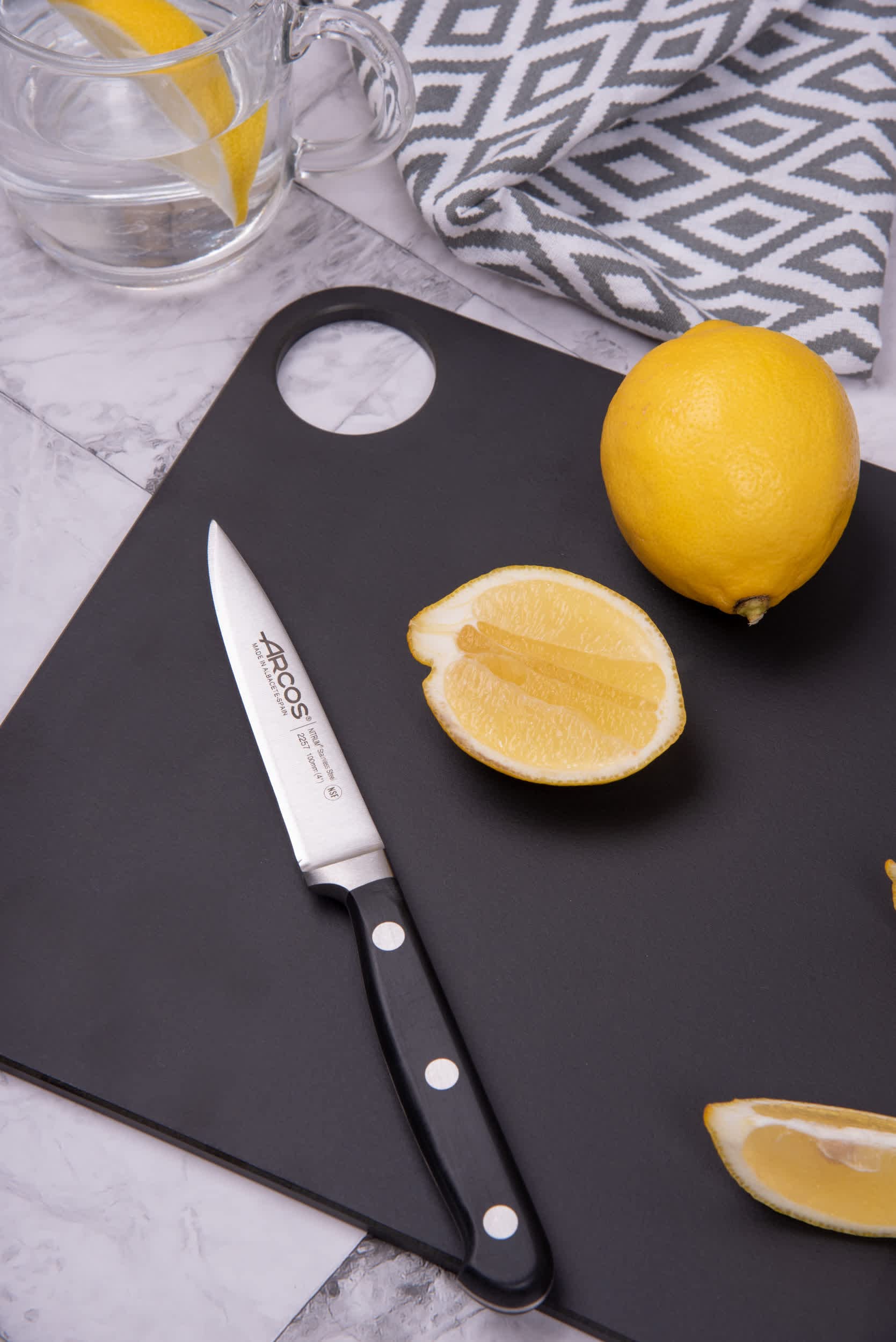 ARCOS Cutting Board with Hole Hanger. Smooth Surface for Chopping Food in Cellulose Fibre and Resin. Professional Meat and Vegetable Cutting Utensil. Serving Board. Color Black. 148,4'' x 109'' - Image 3