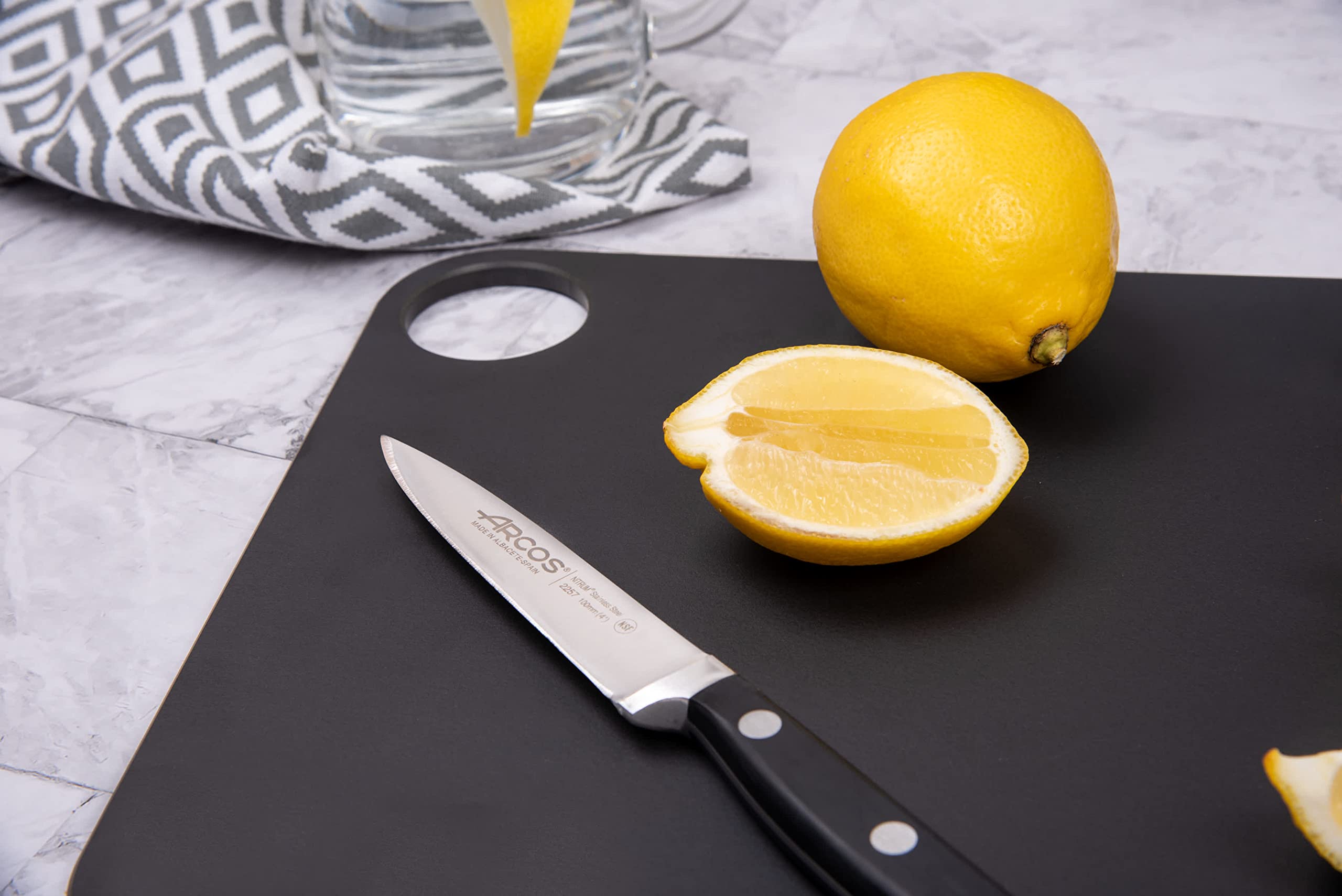 ARCOS Cutting Board with Hole Hanger. Smooth Surface for Chopping Food in Cellulose Fibre and Resin. Professional Meat and Vegetable Cutting Utensil. Serving Board. Color Black. 148,4'' x 109'' - Image 4