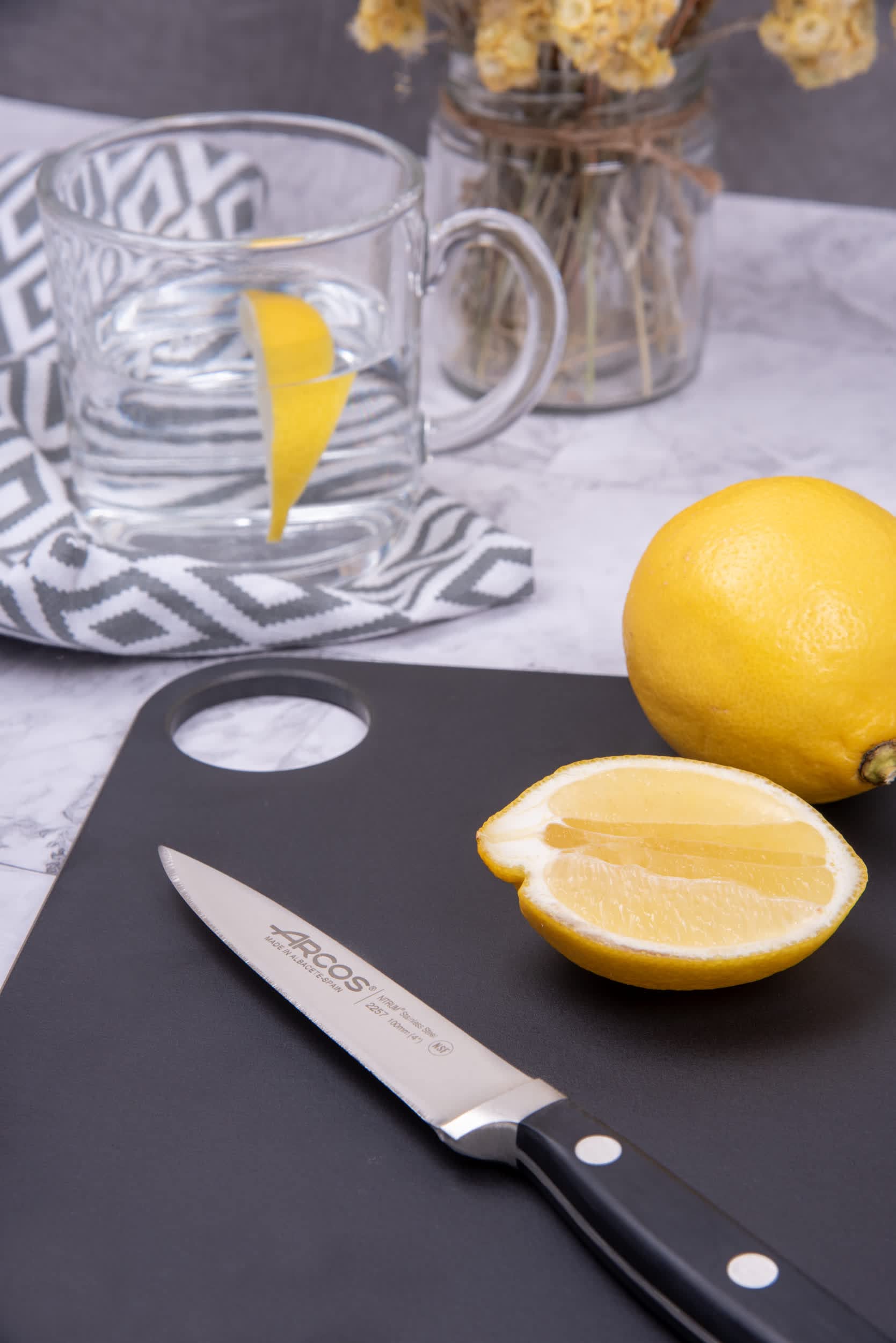 ARCOS Cutting Board with Hole Hanger. Smooth Surface for Chopping Food in Cellulose Fibre and Resin. Professional Meat and Vegetable Cutting Utensil. Serving Board. Color Black. 148,4'' x 109'' - Image 6