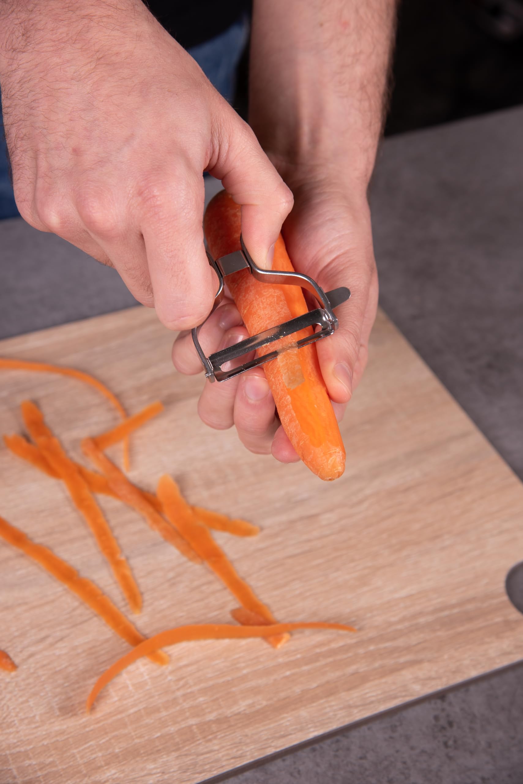 ARCOS Professional Chrome-Plated Peeler for Fruits and Vegetables. 5.5 Inch Stainless Steel Kitchen Tool for Precise Cutting. Chef's Gadget with Ergonomic Design. Silver Color - Image 4