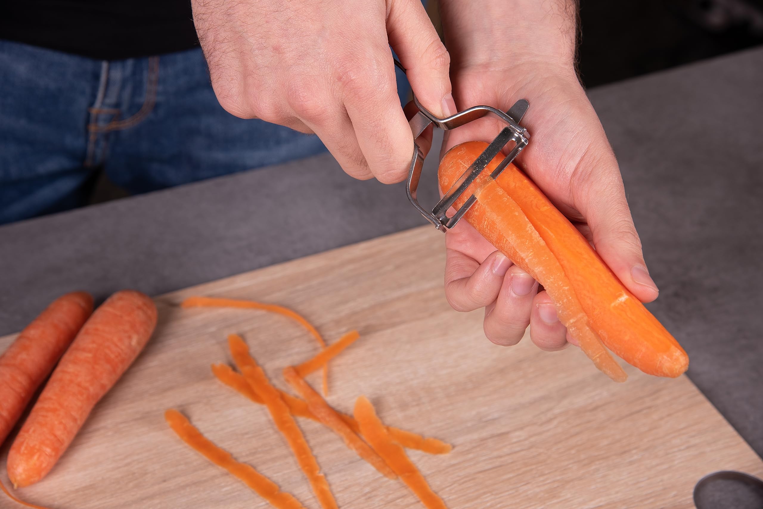 ARCOS Professional Chrome-Plated Peeler for Fruits and Vegetables. 5.5 Inch Stainless Steel Kitchen Tool for Precise Cutting. Chef's Gadget with Ergonomic Design. Silver Color - Image 7